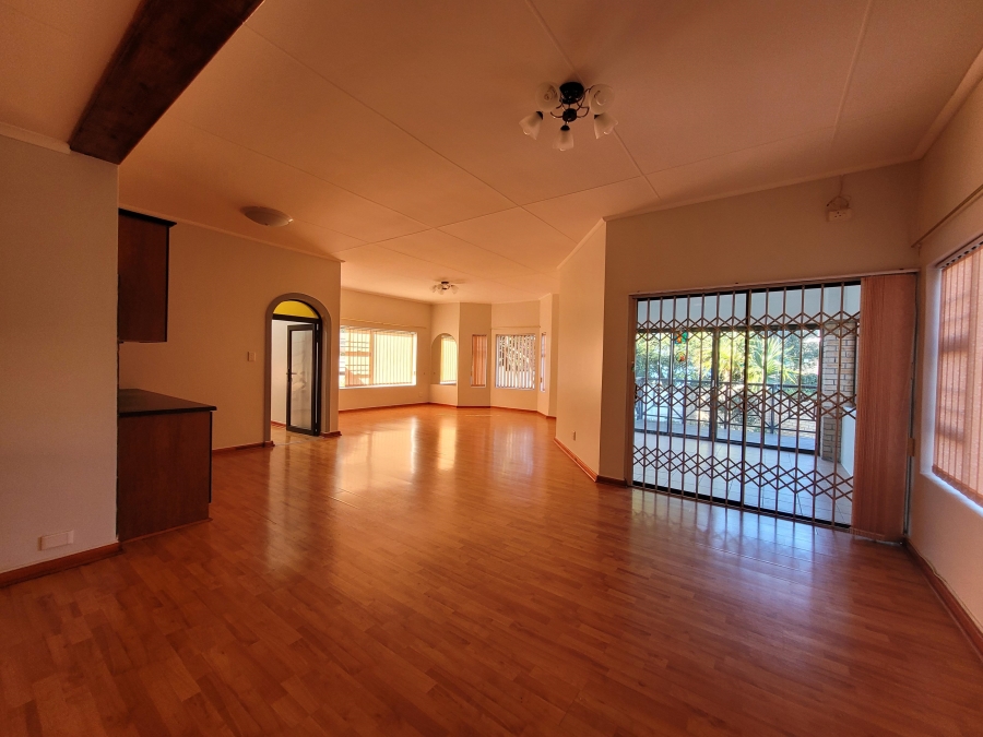 To Let 4 Bedroom Property for Rent in Wavecrest Eastern Cape